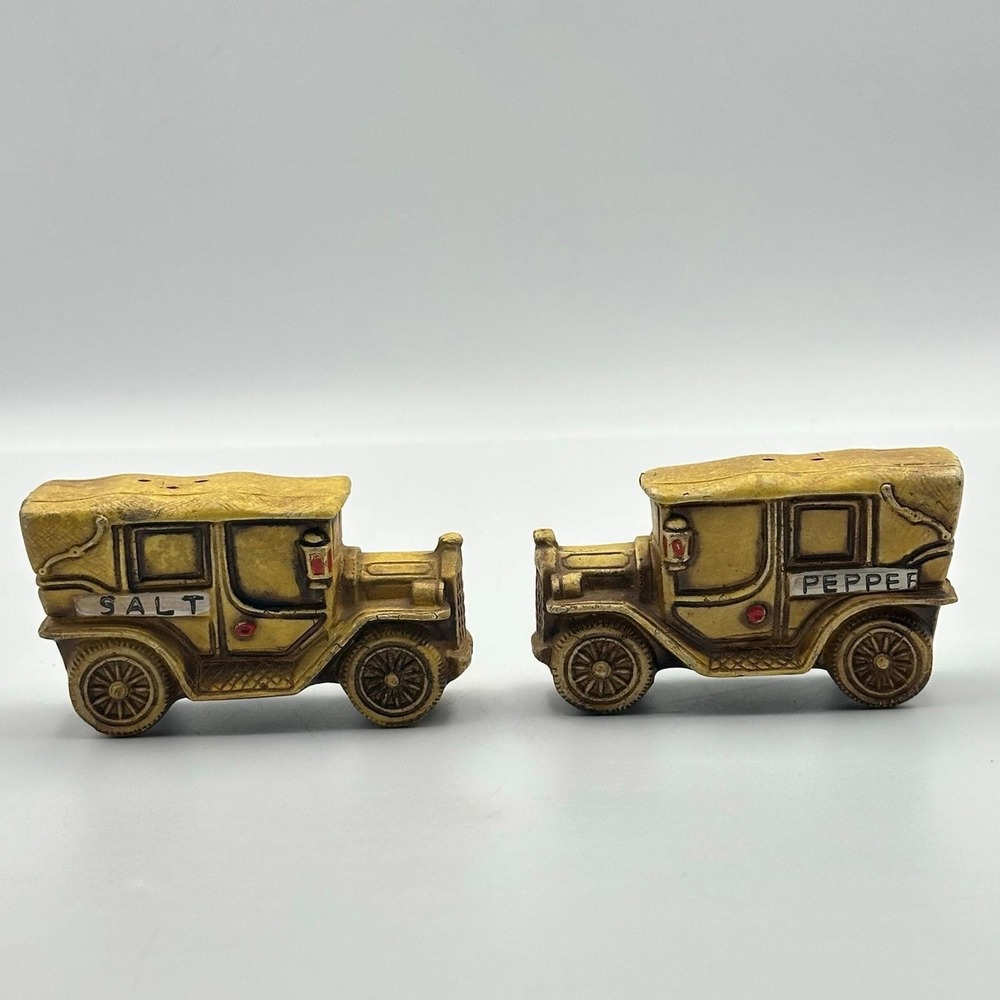 SP38-Ceramic Old‎ Car Salt & Pepper Shakers